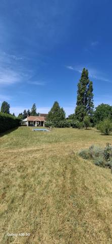À vendre, terrain plat de 1656 m², constructible,non viabilisé.

 Idéalement situé, à proximité immédiate du centre-ville, des collèges, de la poste, des banques, tout en offrant un cadre verdoyant et calme, comme à la campagne. 

Ne manquez pas cette opportunité rare, contactez-nous pour plus d’informations et pour organiser une visite .