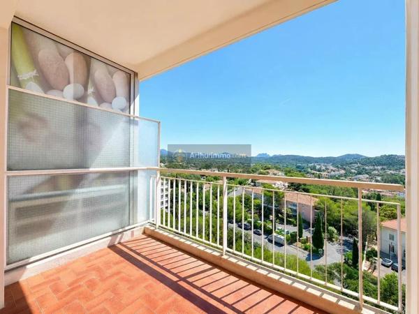 Vente                                                      Appartement
                        
                     4 pièces                      72 m2                     à Saint-Raphaël