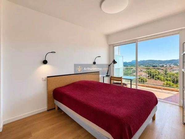 Vente                                                      Appartement
                        
                     4 pièces                      72 m2                     à Saint-Raphaël