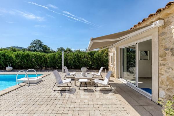 GRÉOUX-LES-BAINS – EXCLUSIVITÉ | ÉLÉGANTE BASTIDE EN PIERRE AVEC PISCINE, AU CALME