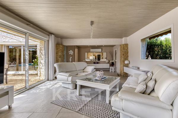 GRÉOUX-LES-BAINS – EXCLUSIVITÉ | ÉLÉGANTE BASTIDE EN PIERRE AVEC PISCINE, AU CALME