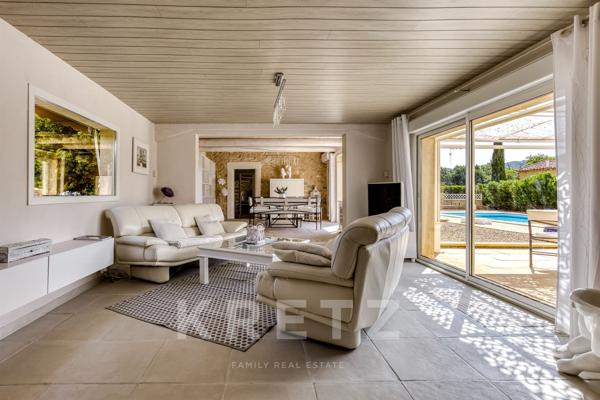 GRÉOUX-LES-BAINS – EXCLUSIVITÉ | ÉLÉGANTE BASTIDE EN PIERRE AVEC PISCINE, AU CALME