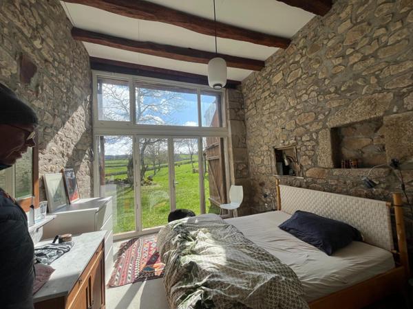 Grande maison isolée, bellevue sur des collines, pas de voisin