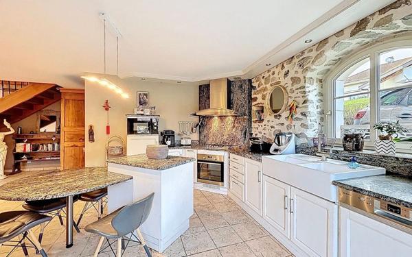 Maison à vendre    5 pièces • 214 m2 Cernex