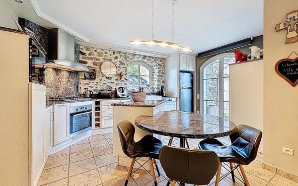 Maison à vendre    5 pièces • 214 m2 Cernex