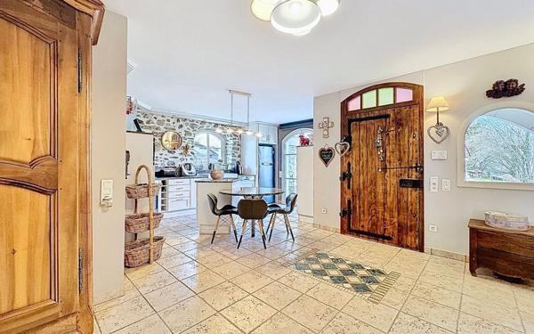 Maison à vendre    5 pièces • 214 m2 Cernex