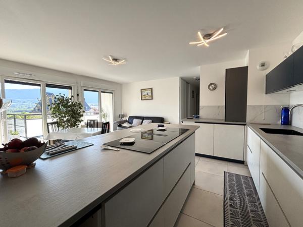 Magnifique appartement récent en dernier étage avec terrasse et vue dégagée en plein coeur de Voglans