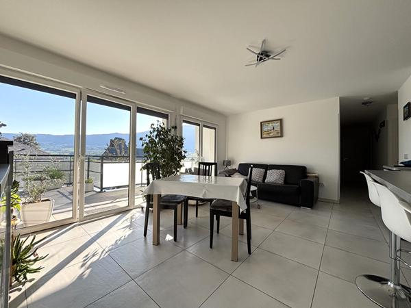 Magnifique appartement récent en dernier étage avec terrasse et vue dégagée en plein coeur de Voglans
