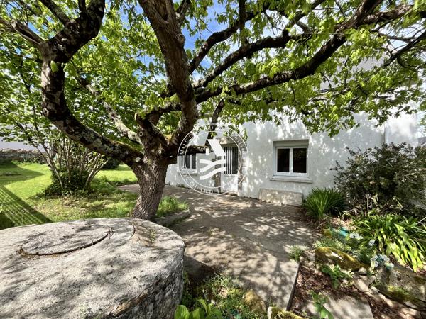 MOCQUARD Immobilier vous présente en exclusivité, cette charmante maison en pierres, située en coeur de bourg.