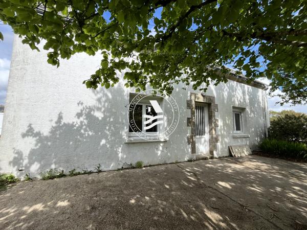 MOCQUARD Immobilier vous présente en exclusivité, cette charmante maison en pierres, située en coeur de bourg.