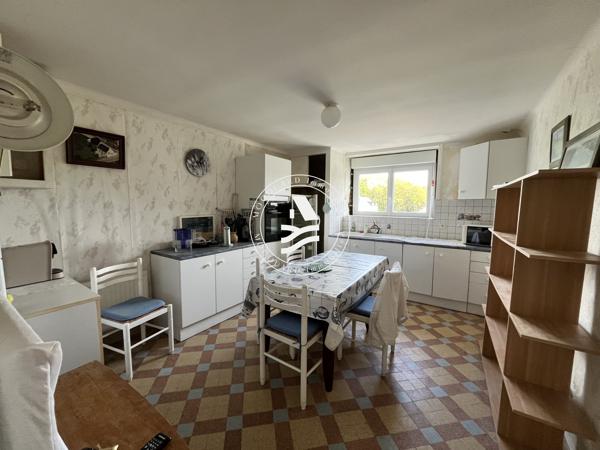 MOCQUARD Immobilier vous présente en exclusivité, cette charmante maison en pierres, située en coeur de bourg.