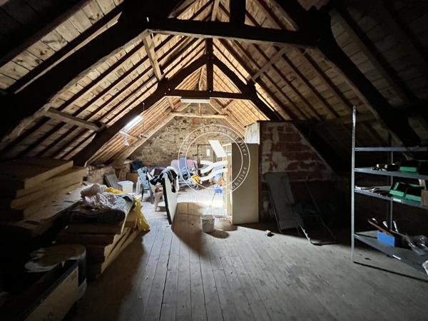 MOCQUARD Immobilier vous présente en exclusivité, cette charmante maison en pierres, située en coeur de bourg.