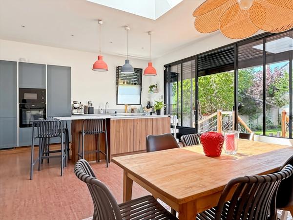 A vendre quartier Dauphine, superbe Maison Bourgeoise cinq chambres, jardin clos et arboré de 570m2 avec piscine récente