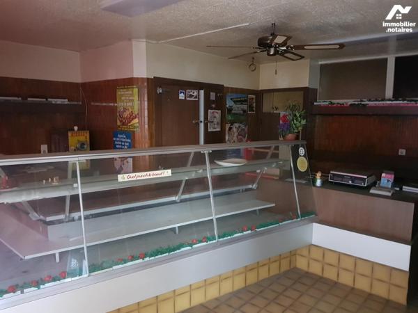 A VENDRE, centre-ville de MAURIAC (Cantal), dans rue commerçante, un immeuble de rapport à réno...