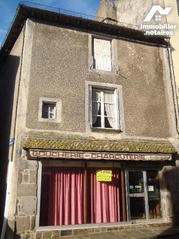 A VENDRE, centre-ville de MAURIAC (Cantal), dans rue commerçante, un immeuble de rapport à réno...
