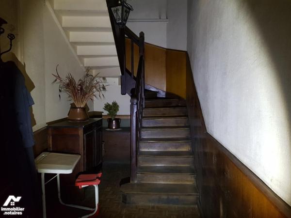 A VENDRE, centre-ville de MAURIAC (Cantal), dans rue commerçante, un immeuble de rapport à réno...