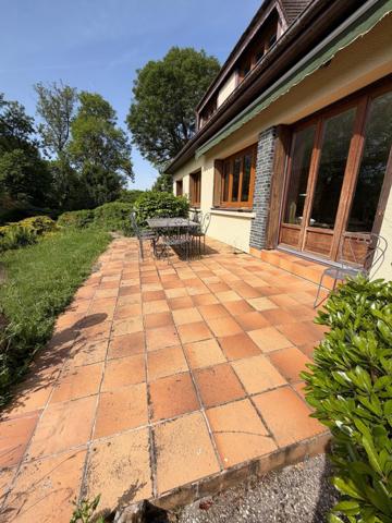 Grand pavillon sur beau terrain et sous-sol complet
