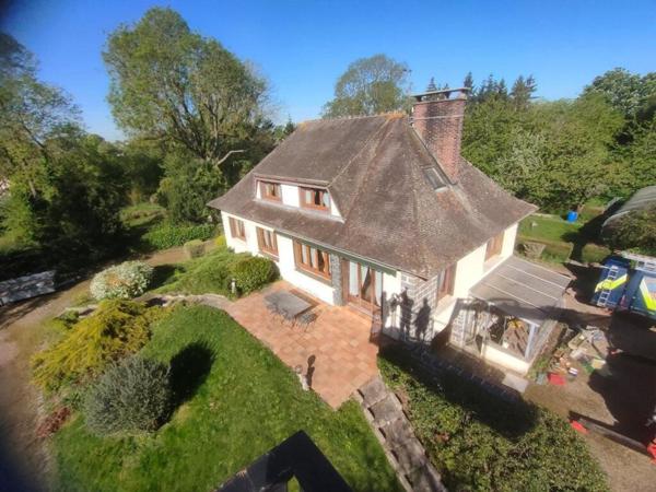 Grand pavillon sur beau terrain et sous-sol complet