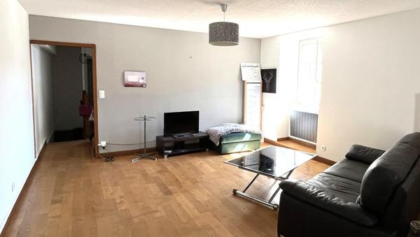 Immeuble avec local commercial et appartement  - Arinthod centre