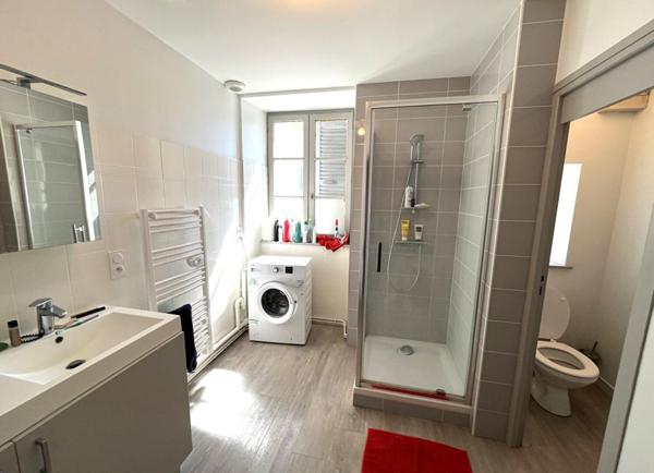 Immeuble avec local commercial et appartement  - Arinthod centre