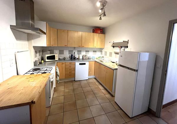 Immeuble avec local commercial et appartement  - Arinthod centre