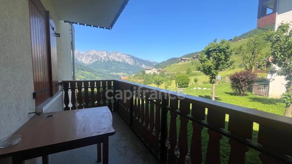 A vendre : Appartement 2 pièces de 36m2 avec balcon et cave dans un cadre d'exception en plein coeur de MANIGOD (74) - Vue montagnes