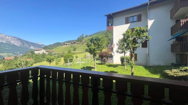 A vendre : Appartement 2 pièces de 36m2 avec balcon et cave dans un cadre d'exception en plein coeur de MANIGOD (74) - Vue montagnes