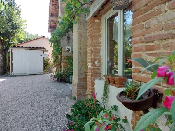 Maison à vendre 7 pièces MONTAUBAN (82) avec chambres d'hôtes, piscine, jardin et dépendance.