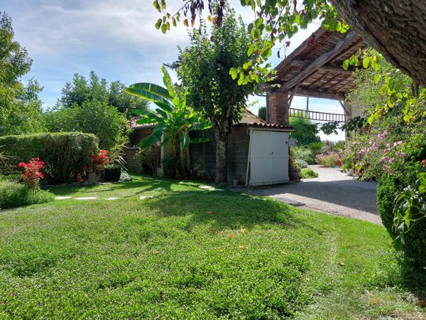 Maison à vendre 7 pièces MONTAUBAN (82) avec chambres d'hôtes, piscine, jardin et dépendance.