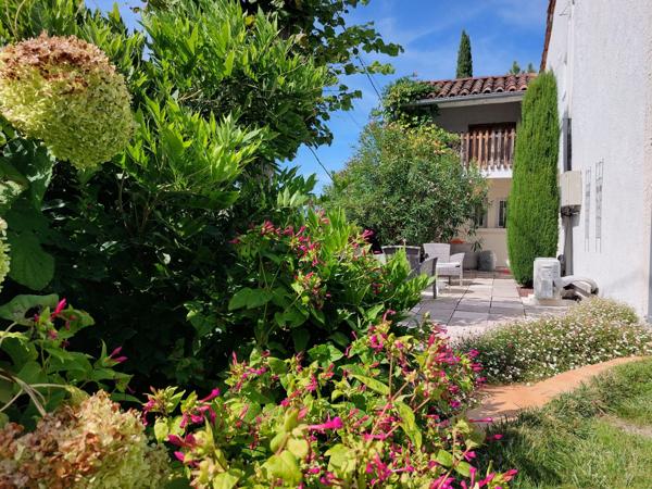 Maison à vendre 7 pièces MONTAUBAN (82) avec chambres d'hôtes, piscine, jardin et dépendance.