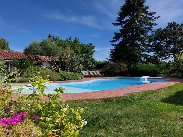 Maison à vendre 7 pièces MONTAUBAN (82) avec chambres d'hôtes, piscine, jardin et dépendance.