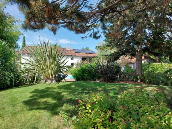 Maison à vendre 7 pièces MONTAUBAN (82) avec chambres d'hôtes, piscine, jardin et dépendance.