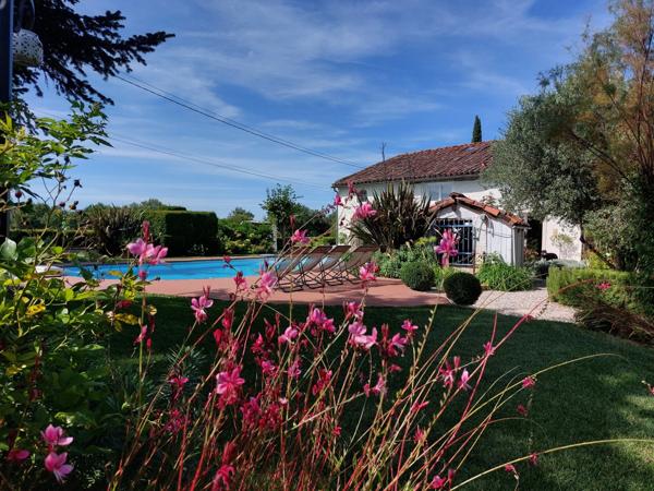 Maison à vendre 7 pièces MONTAUBAN (82) avec chambres d'hôtes, piscine, jardin et dépendance.