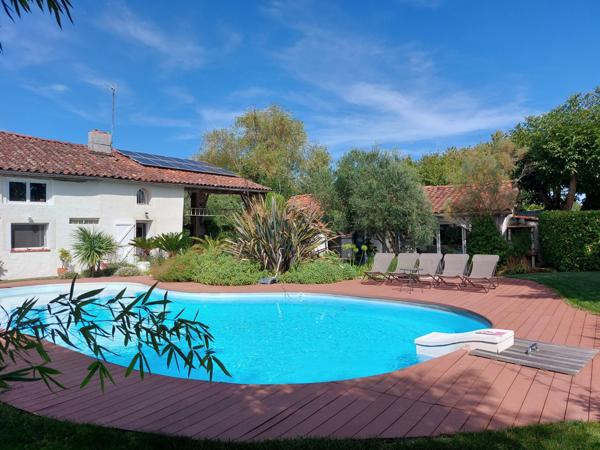 Maison à vendre 7 pièces MONTAUBAN (82) avec chambres d'hôtes, piscine, jardin et dépendance.