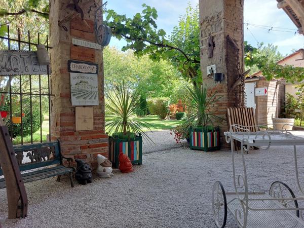 Maison à vendre 7 pièces MONTAUBAN (82) avec chambres d'hôtes, piscine, jardin et dépendance.