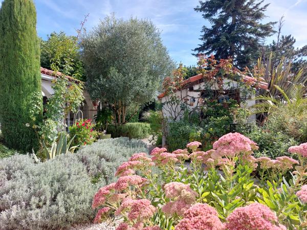 Maison à vendre 7 pièces MONTAUBAN (82) avec chambres d'hôtes, piscine, jardin et dépendance.