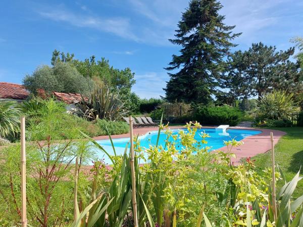 Maison à vendre 7 pièces MONTAUBAN (82) avec chambres d'hôtes, piscine, jardin et dépendance.