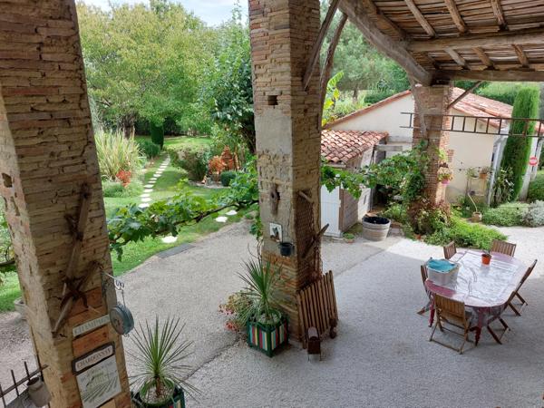 Maison à vendre 7 pièces MONTAUBAN (82) avec chambres d'hôtes, piscine, jardin et dépendance.