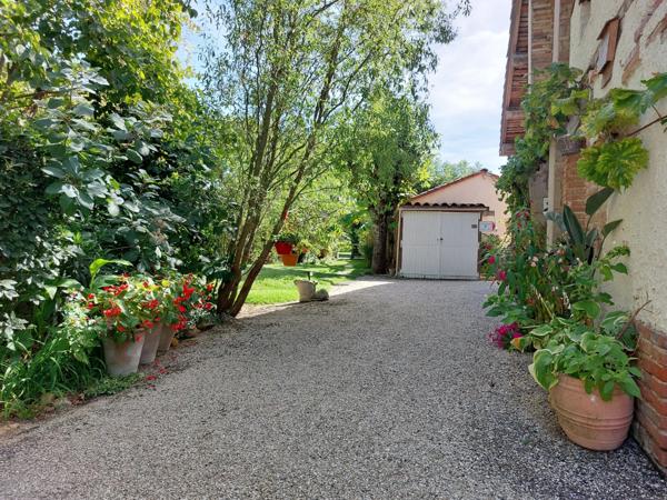 Maison à vendre 7 pièces MONTAUBAN (82) avec chambres d'hôtes, piscine, jardin et dépendance.