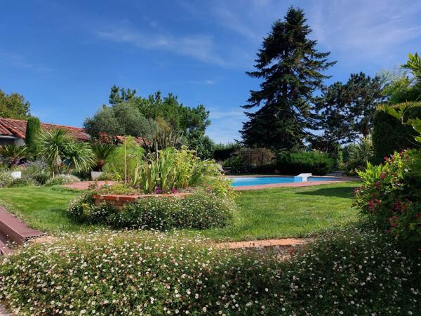 Maison à vendre 7 pièces MONTAUBAN (82) avec chambres d'hôtes, piscine, jardin et dépendance.