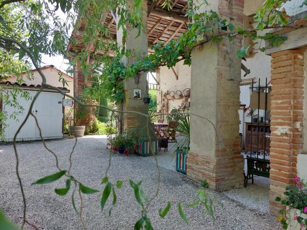 Maison à vendre 7 pièces MONTAUBAN (82) avec chambres d'hôtes, piscine, jardin et dépendance.