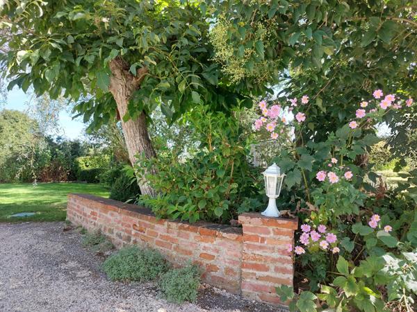 Maison à vendre 7 pièces MONTAUBAN (82) avec chambres d'hôtes, piscine, jardin et dépendance.