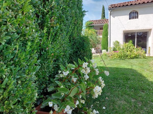 Maison à vendre 7 pièces MONTAUBAN (82) avec chambres d'hôtes, piscine, jardin et dépendance.
