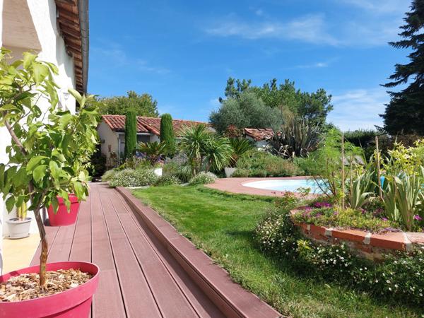 Maison à vendre 7 pièces MONTAUBAN (82) avec chambres d'hôtes, piscine, jardin et dépendance.