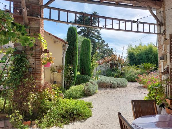 Maison à vendre 7 pièces MONTAUBAN (82) avec chambres d'hôtes, piscine, jardin et dépendance.