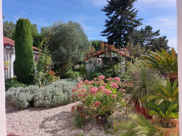 Maison à vendre 7 pièces MONTAUBAN (82) avec chambres d'hôtes, piscine, jardin et dépendance.