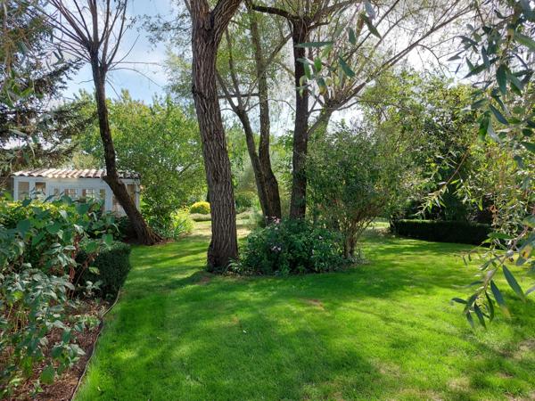 Maison à vendre 7 pièces MONTAUBAN (82) avec chambres d'hôtes, piscine, jardin et dépendance.