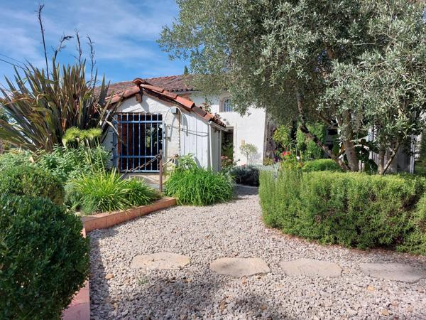 Maison à vendre 7 pièces MONTAUBAN (82) avec chambres d'hôtes, piscine, jardin et dépendance.