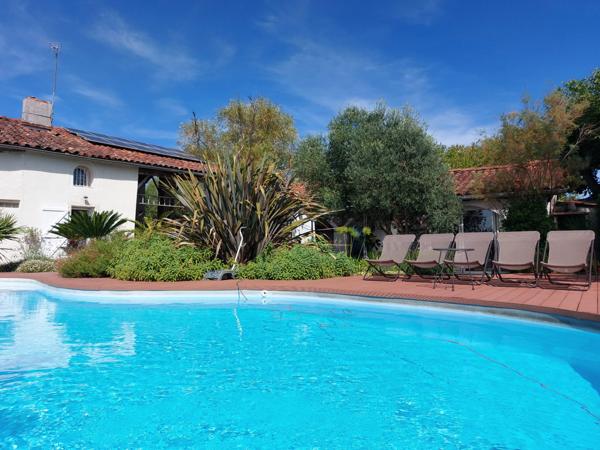 Maison à vendre 7 pièces MONTAUBAN (82) avec chambres d'hôtes, piscine, jardin et dépendance.