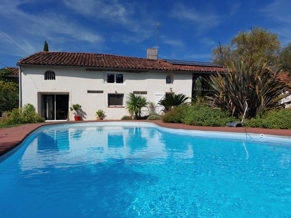 Maison à vendre 7 pièces MONTAUBAN (82) avec chambres d'hôtes, piscine, jardin et dépendance.